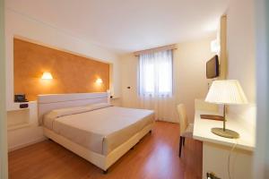 Postel nebo postele na pokoji v ubytování Hotel Orientale + 37 fotografií