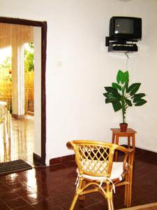 Camera con sedia e TV a parete di Apartment Sveti Petar Biograd a Sveti Petar