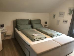 Ein Bett oder Betten in einem Zimmer der Unterkunft Ferienwohnung M1