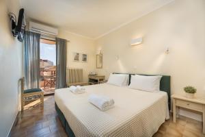 Кровать или кровати в номере Galini Hotel +37 фотографий