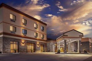 eine Darstellung der Vorderseite eines Hotels in der Unterkunft Roosevelt Grand Dakota SureStay Collection by Best Western in Dickinson