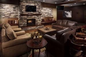sala de estar con sofá y chimenea en Roosevelt Grand Dakota SureStay Collection by Best Western, en Dickinson