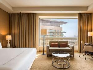 Postel nebo postele na pokoji v ubytování Swissôtel Al Ghurair Dubai - Deira & Creek