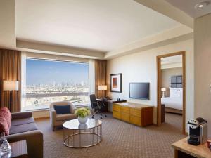 TV a/nebo společenská místnost v ubytování Swissôtel Al Ghurair Dubai - Deira & Creek