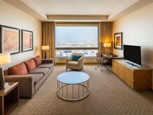 TV a/nebo společenská místnost v ubytování Swissôtel Al Ghurair Dubai - Deira & Creek