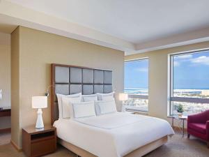 Postel nebo postele na pokoji v ubytování Swissôtel Al Ghurair Dubai - Deira & Creek