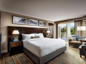 Cama ou camas em um quarto em Fairmont Chateau Whistler