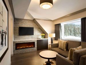 Uma TV ou centro de entretenimento em Fairmont Chateau Whistler