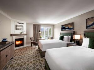 Cama ou camas em um quarto em Fairmont Chateau Whistler