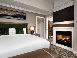 Cama ou camas em um quarto em Fairmont Chateau Whistler