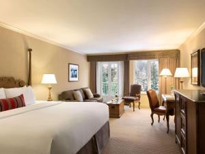 Cama ou camas em um quarto em Fairmont Chateau Whistler