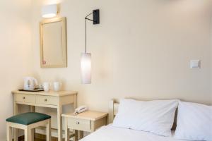 Кровать или кровати в номере Galini Hotel