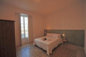 a bedroom with a bed and a window at Apartamentos Casa Rosaleda in Jerez de la Frontera