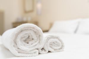 Кровать или кровати в номере Galini Hotel