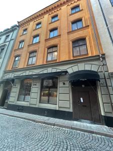 un edificio al lado de una calle en Old Town Stay Hotel, en Estocolmo