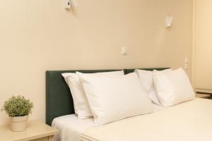 Кровать или кровати в номере Galini Hotel