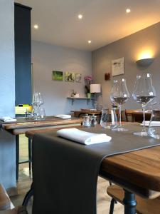 un restaurante con copas de vino en una mesa en Café Cher-Mignon et Chambres d'hôtes en Chermignon-dʼen Haut