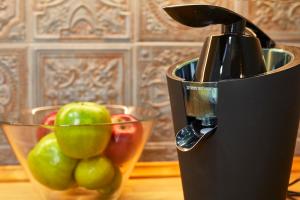 a blender sitting on a table with a bowl of apples at BBarcelona Fira Superior Flats in Barcelona