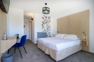 een hotelkamer met een groot bed en een bureau bij Best Western Hotel Le Bellevue in Quiberon