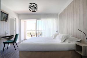 Postel nebo postele na pokoji v ubytování Best Western Hôtel Le Bellevue Quiberon + 37 fotografií