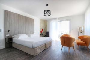 Postel nebo postele na pokoji v ubytování Best Western Hôtel Le Bellevue Quiberon