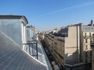 パリにあるオテル メルキュール パリ オペラ ラファイエットの建物の屋根からの眺め