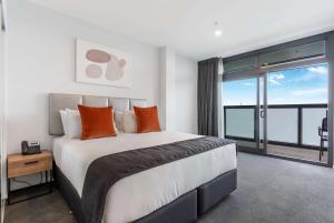 Ein Bett oder Betten in einem Zimmer der Unterkunft Ramada by Wyndham Newmarket Auckland