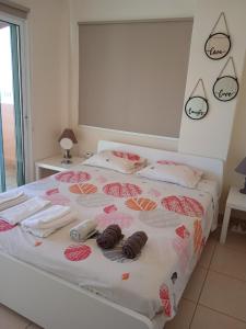 a bedroom with a bed with towels on it at Larnaca Xylophagou 2-bedroom apartment with a shaded terrace in Xylophaghou