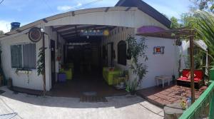 a white shed with a porch and a patio at RECANTO DO SOL "Aluguel de quartos - Hospedagem Simples" in Ilha do Mel