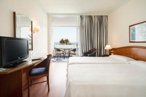 TV a/nebo společenská místnost v ubytování VIK Hotel San Antonio