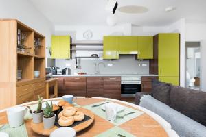 Stylish 2 Bedroom Flat with Balcony in Londonにあるキッチンまたは簡易キッチン