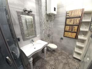 Ένα μπάνιο στο Inn Home Apartments-Olimpiysky Stadium area +26 φωτογραφίες