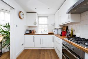 A cozinha ou cozinha compacta de Lovely 2 Bedroom Family Home near Tower Bridge