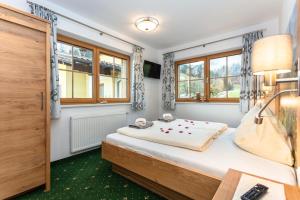 Postel nebo postele na pokoji v ubytování Landhotel Hinteraigengut
