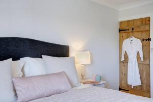 Säng eller sängar i ett rum på Luxury 1 bed cottage with hot tub and log burner