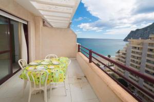 balcone con tavolo e vista sull'oceano di Topacio i 211a a Calpe