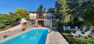 The swimming pool at or close to Le Chalet de Brassac