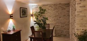 Brassac的住宿－Le Chalet de Brassac，一间设有桌子和砖墙的用餐室