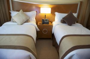 Кровать или кровати в номере Grand Bellevue Hotel Apartment Dubai