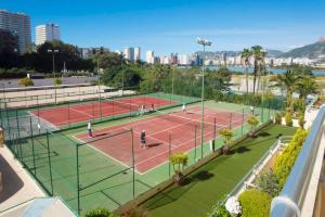 un gruppo di persone che giocano a tennis su un campo da tennis di Turmalina 42b a Calpe