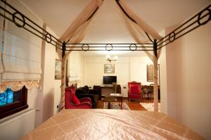 イスタンブールにあるVilla Sphendone Suites Istanbulのベッドルーム1室(ベッド1台付)、リビングルームが備わります。