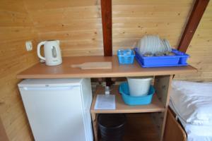 a small kitchen with a counter and a refrigerator at Ośrodek Wypoczynkowo-Turystyczny Perła Krutyni in Nowy Most