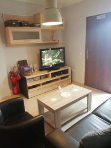 sala de estar con sofá, mesa y TV en Plaza Rio Aguasvivas 5 BB, en Torremolinos