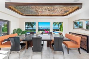 comedor con mesa grande y sillas en Villa Toscana - Luxury with Pool, en Miami