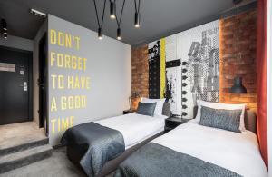 Postel nebo postele na pokoji v ubytování 7 Rooms Suites
