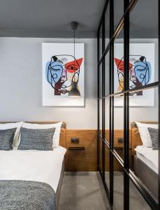 Postel nebo postele na pokoji v ubytování 7 Rooms Suites