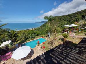a view of a swimming pool and the ocean at Vila Lia in São Sebastião