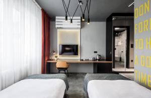 Postel nebo postele na pokoji v ubytování 7 Rooms Suites