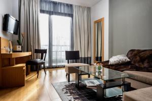 sala de estar con sofá y mesa de cristal en Esperos Palace Luxury & Spa Hotel, en Kastoria