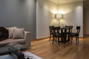 Ein Sitzbereich in der Unterkunft Esperos Palace Luxury & Spa Hotel